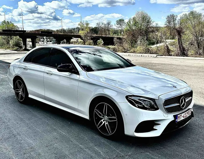 Bijeli Mercedes-Benz E-klasa AMG Line