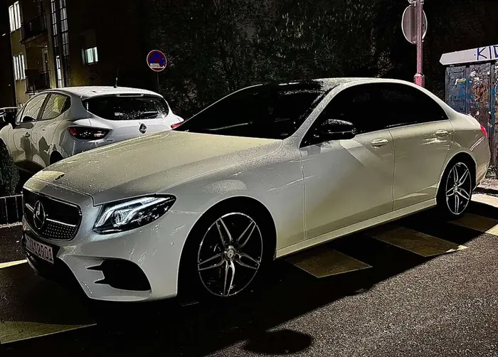 Mercedes E-klasa noću