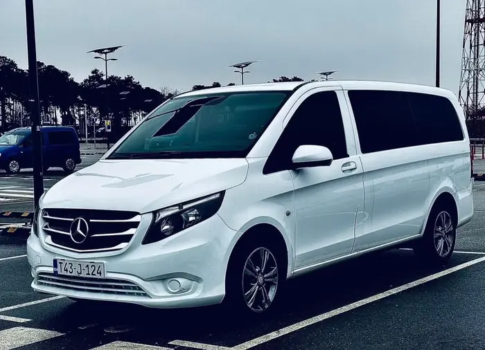 Bijeli Mercedes-Benz Vito minivan