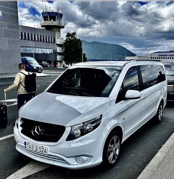 Mercedes Vito na aerodromu
